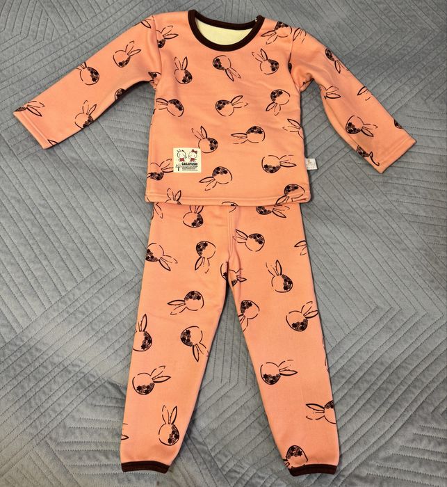 На девочку 90-100 см