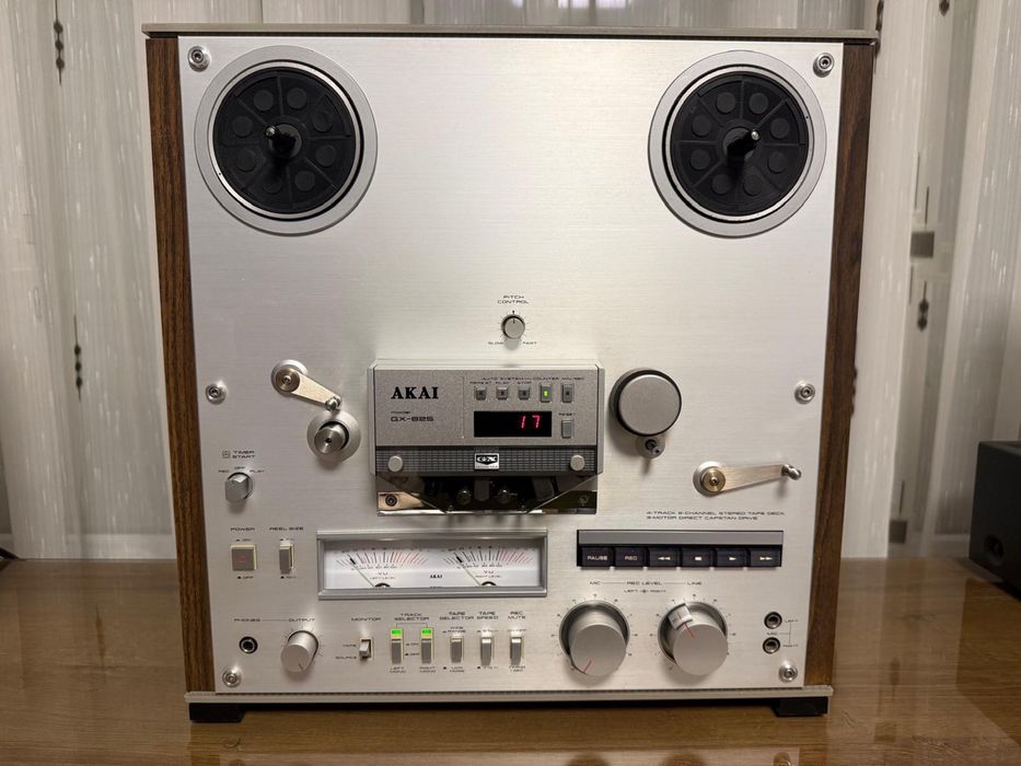 Vând două magnetofoane Akai și un magnetofon Teac X-7