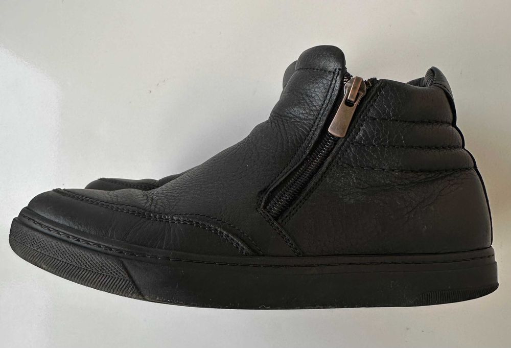 Продам ботинки мальчиковые