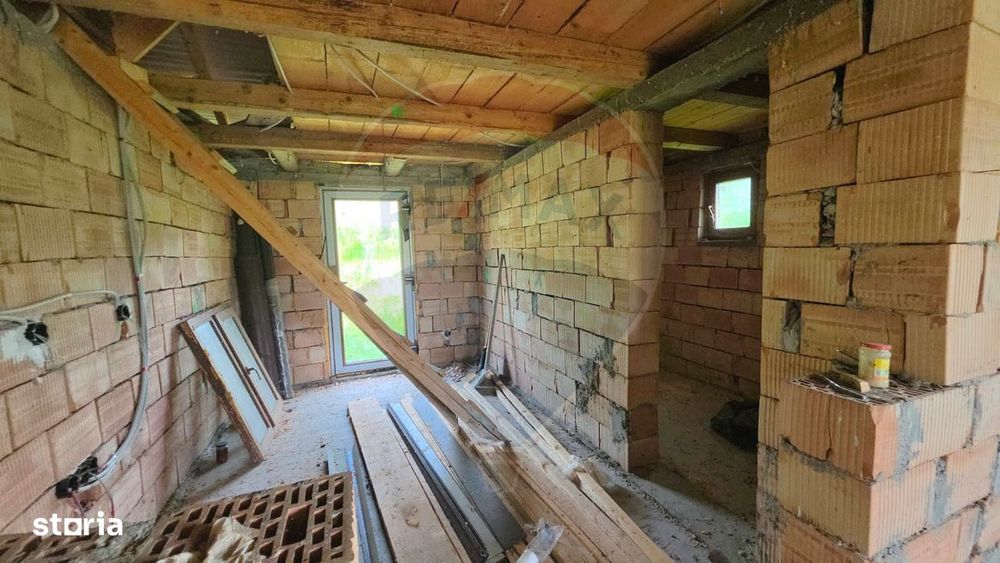 Casă la roșu cu teren 4.234 mp, cadru natural deosebit – Deag, Iernut