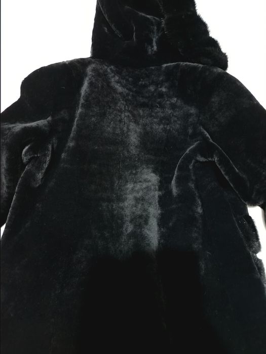 Продам шубу с капюшоном мутон с норкой