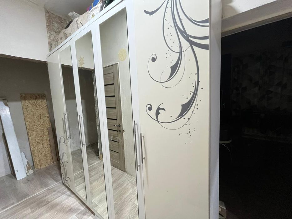 Продам большой шкаф