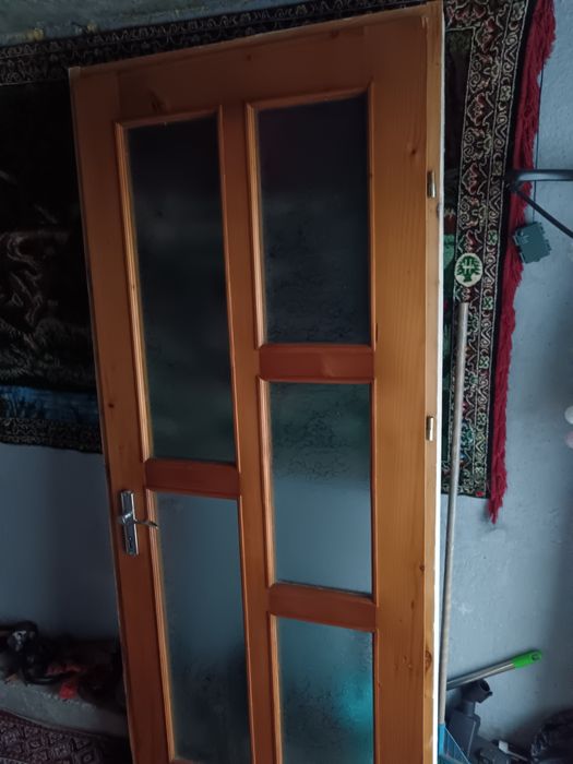 Ușă din lemn masiv cu toc.