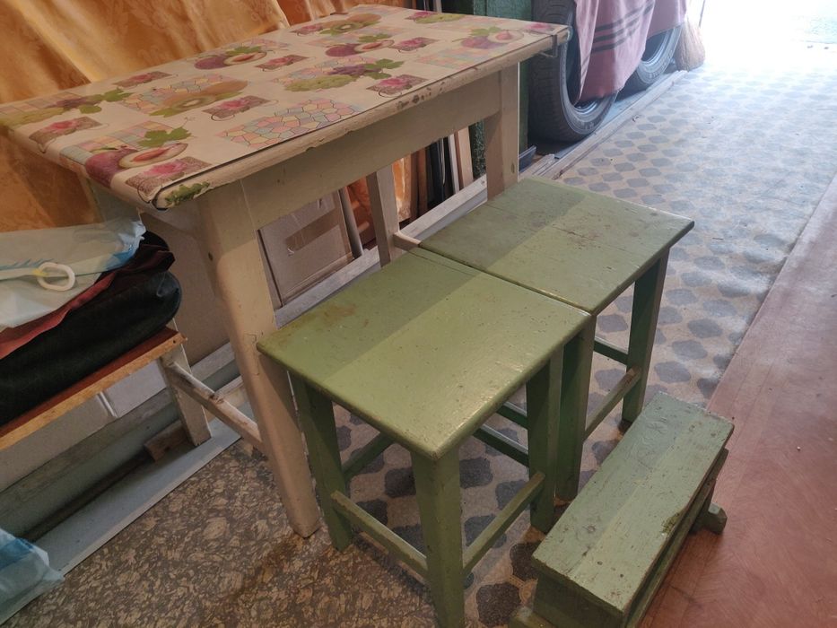 Mese si scaune vechi si noi