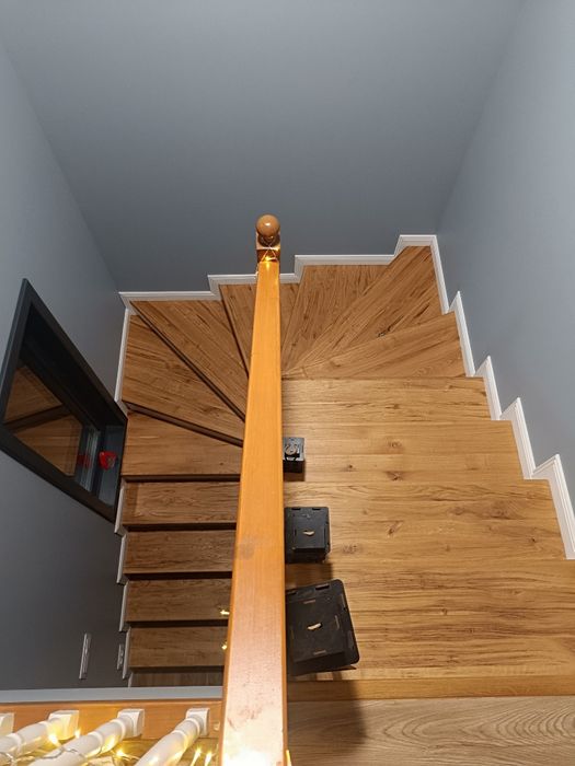 Montez parchet,uși și scări interioare