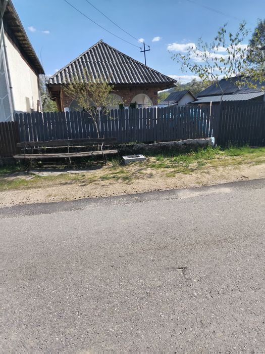 Vând casa cu teren aferent