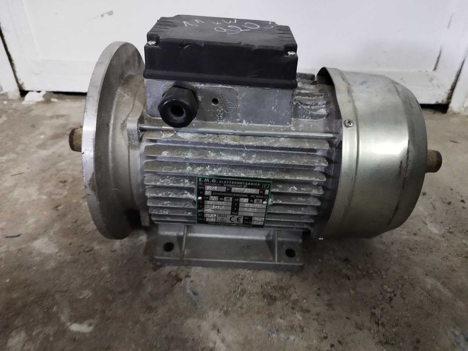 Трифазени електромотори, електродвигатели на лапи