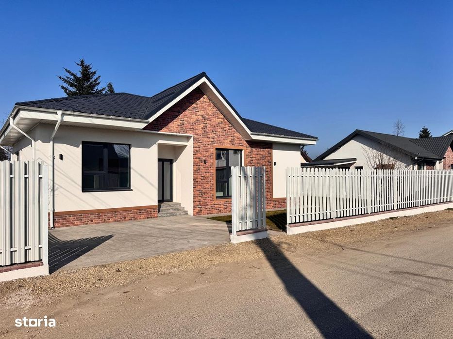 Casă din cărămidă la stradă asfaltată cu apă/canalizare/gaz/curent