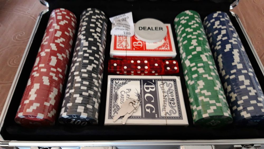 Set poker 200 jetoane imprimate. 11 grame. Cutie aluminiu. NOU!
