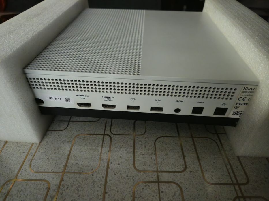 Xbox One S 1TB+ 1Controler