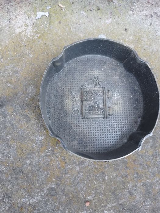 Пепелник с червени камъчета и окраси