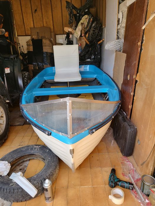 Продава се малка рибарска лодка мичуринка