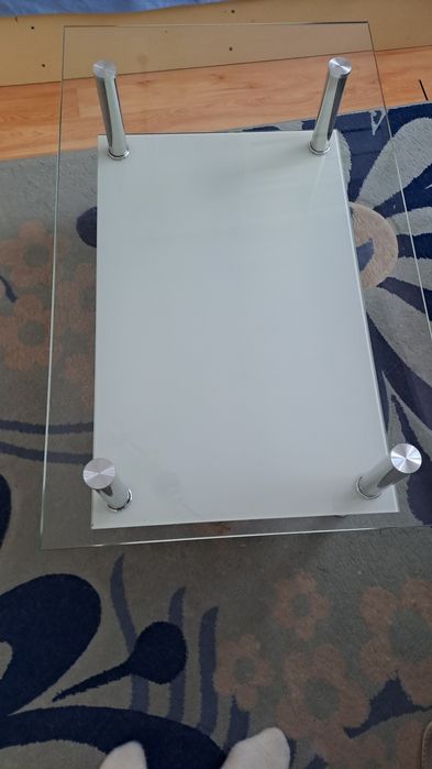 Стъклена маса с метални крачета