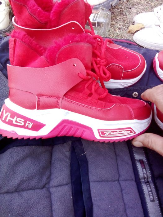 Продажа осенних кроссовки