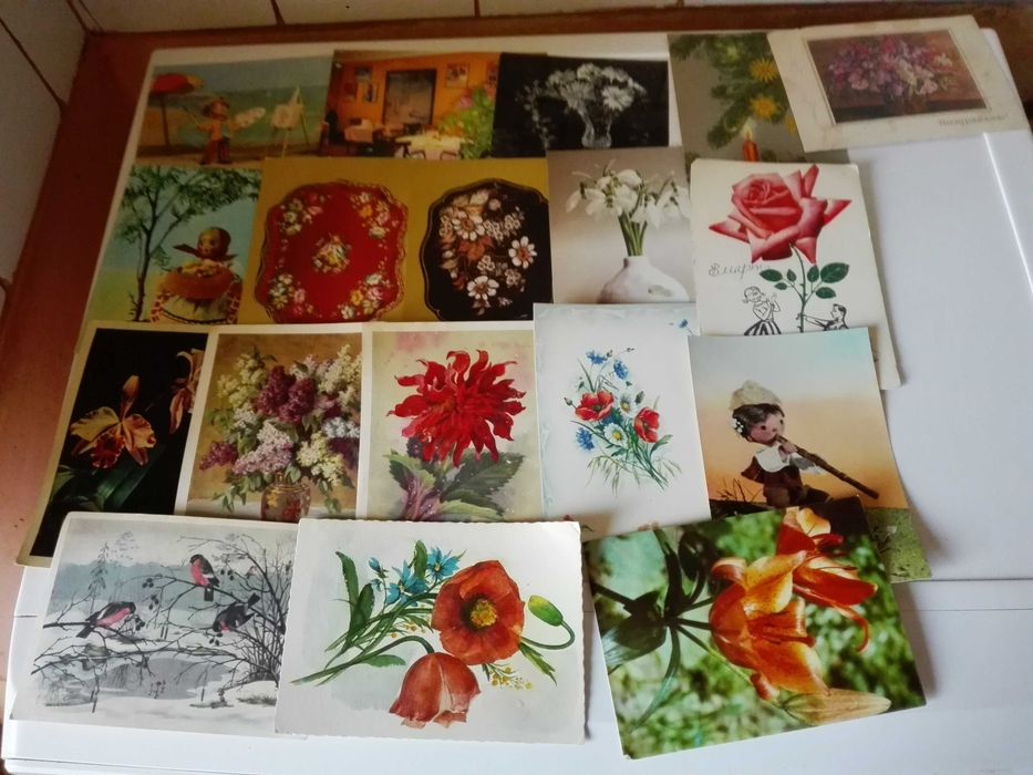 Два метални свещника и лот пролетни пощенски картички.