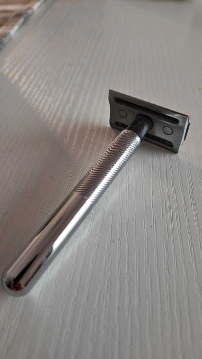 Aparat de ras cu margine dubla King C. Gillette