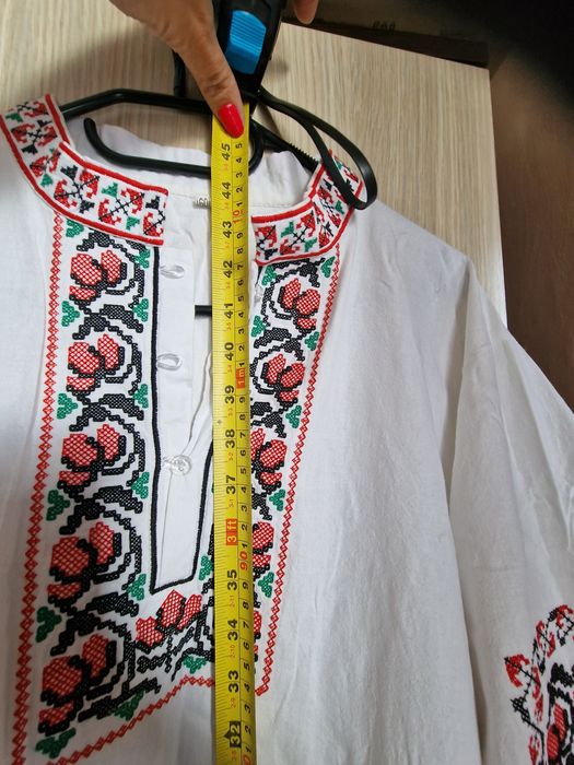 Продавам дълга риза с българска бродерия.