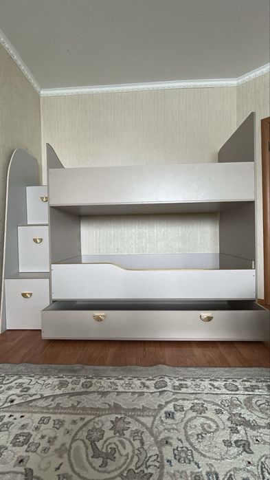 Кровать трехьярусная