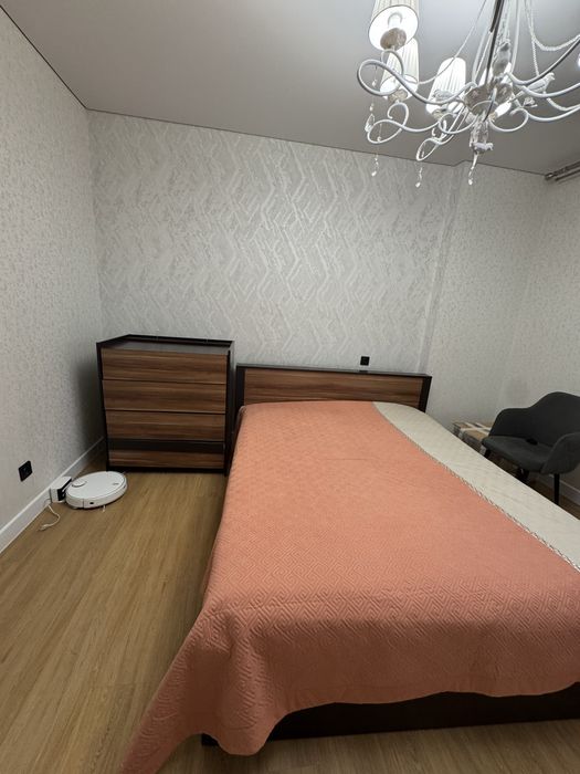 Двухспальная кровать, комод