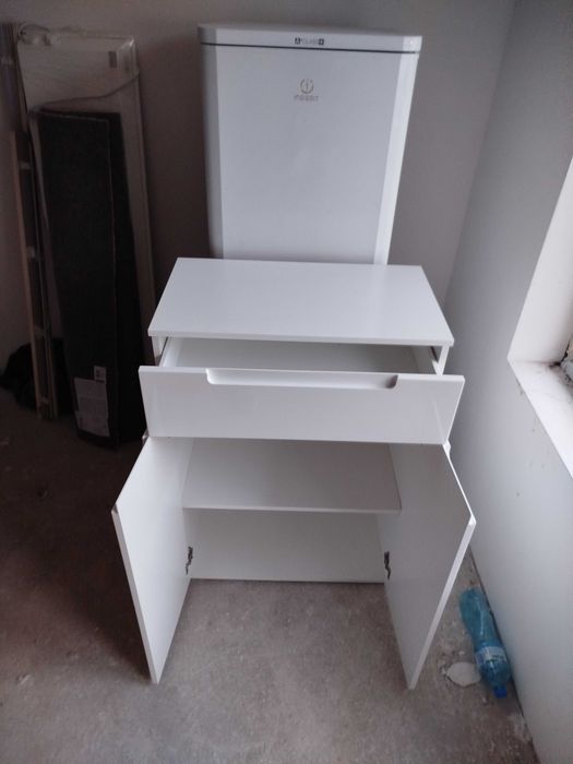 Пълно бзавеждане: хладилник, канапе, маса+4 стола, TV-шкаф+скрин+шкаф