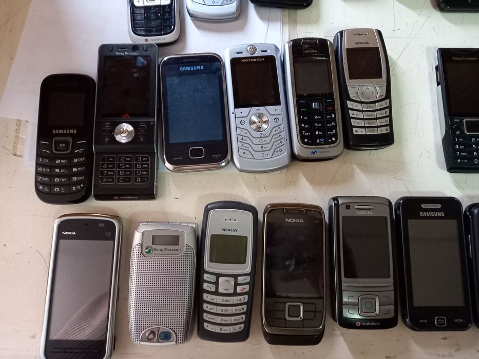 Vand/schimb lot 50 telefoane Nokia, Samsung,Motorola, BlackBerry