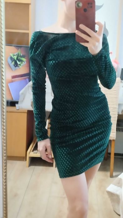 Зелена рокля с гол гръб