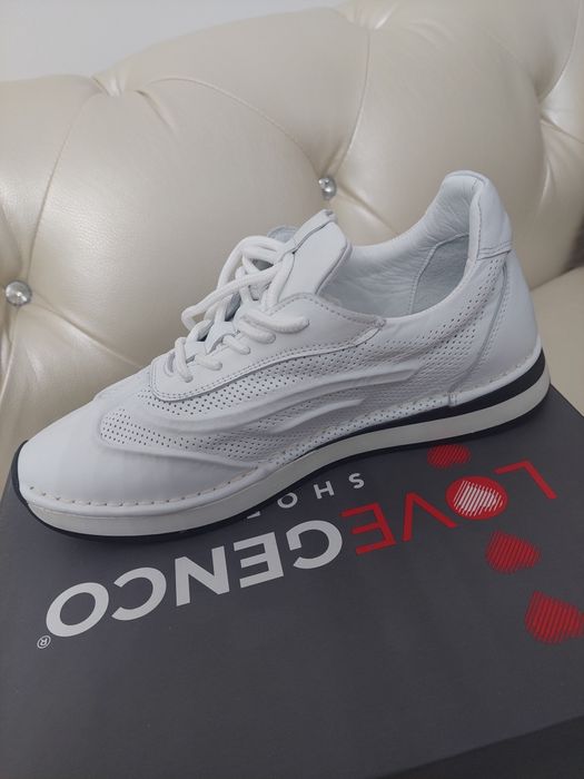 Кроссовки женские