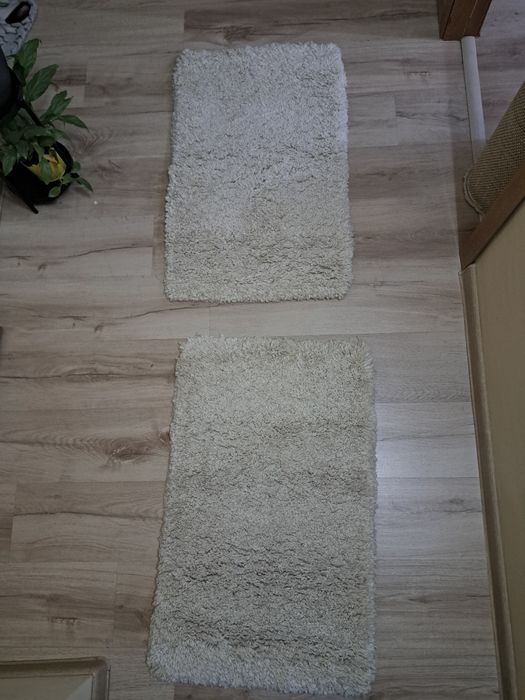 Vand 2 carpetele  din bumbac alb 80/50