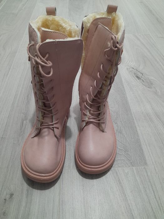 Vând ghete fetite roz deschis