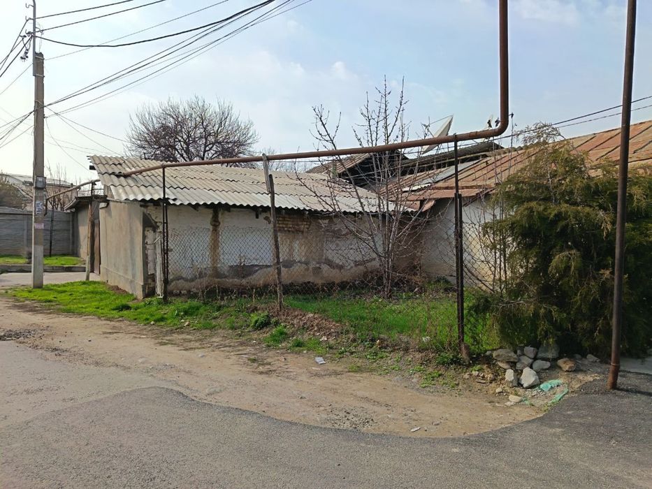 4.6 Sotix uchastka sotiladi. Fasadi 24.5 metr. 0.5 sotix zaxvati bor!