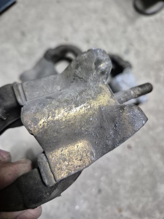 Крепление глушителя BMW E34