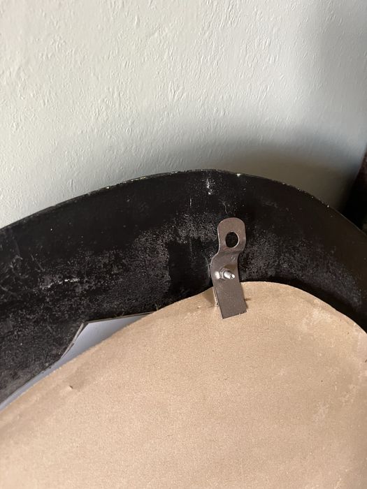 Огледало в овална дървена рамка