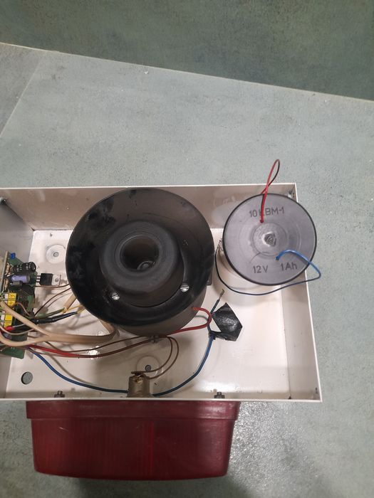 Столове,Холна маса,кутия и кутия с говорител и лампа за СОТ