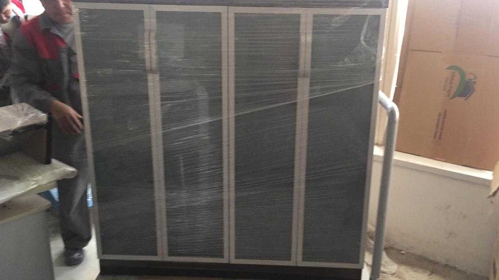 Шкаф  черный со стеклом