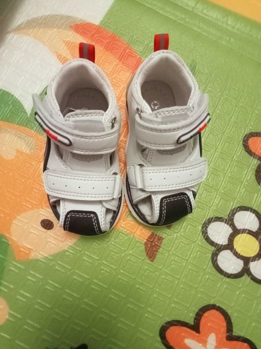 Новые детские одежды и обувь