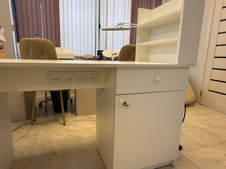 Продам маникюрный стол