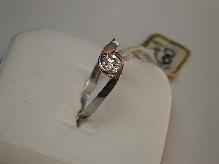 Продавам златен пръстен с диамант