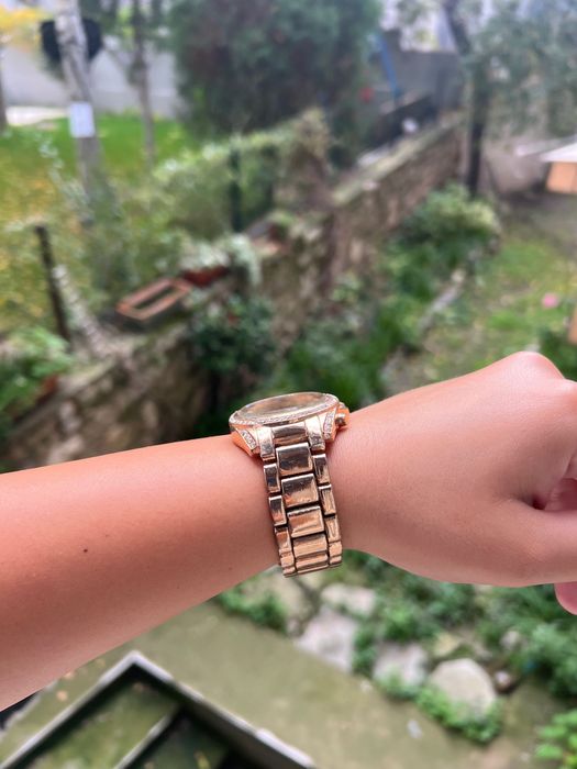 Michael Kors Златен дамски часовник с блестящи камъчета