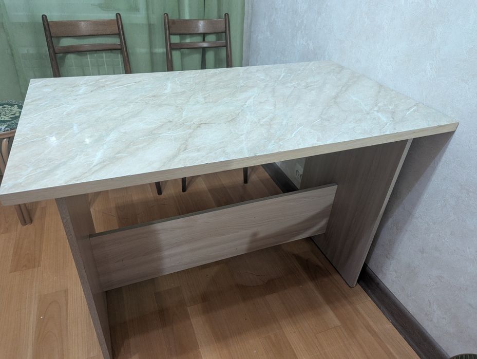 Стол кухонный. Из дерева с мраморным рисунком рисунком