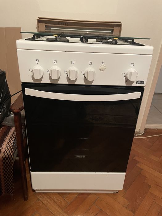 De vânzare aragaz pe gaz Zanussi