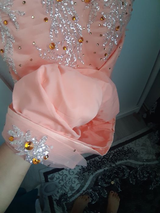 Vand rochie eleganta cu broderie si petricele 1000 ron!