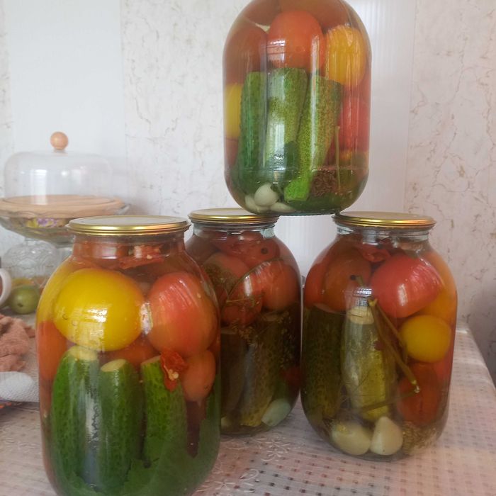 Продам  ассорти-помидоры огурцы