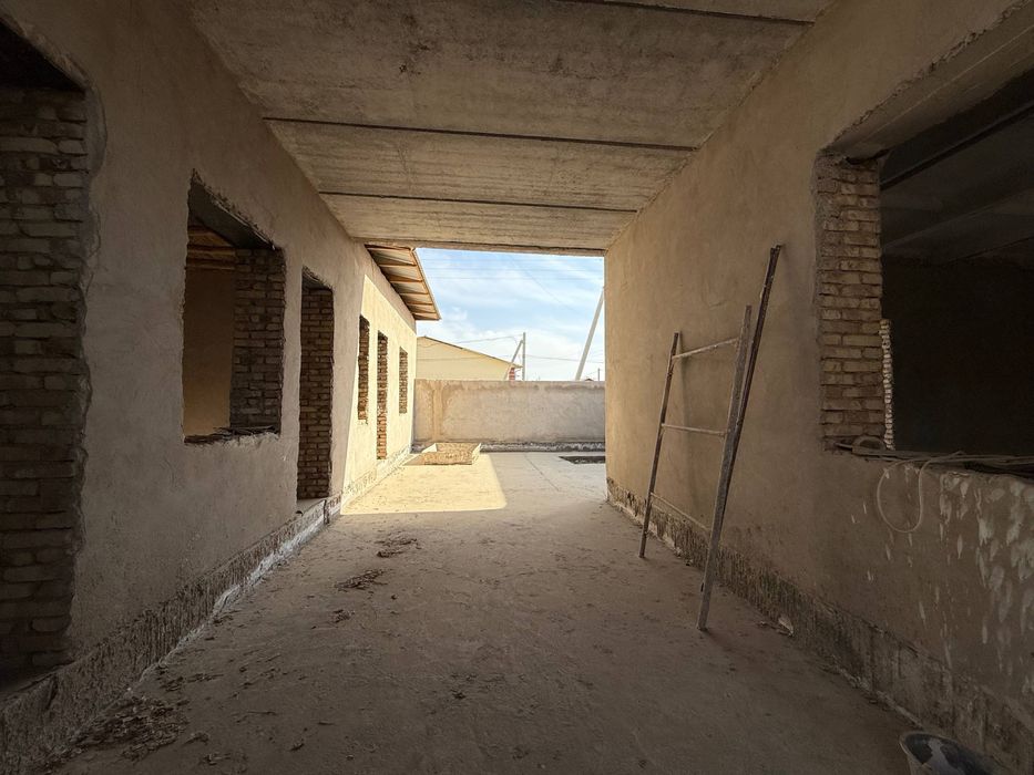 Tayyor 2.4 sotiqli hovli sotiladi