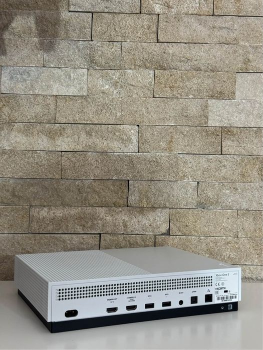 Xbox one S 1 TB cu 2 controllere originale cu cutie, + jocuri NEGOCIABIL