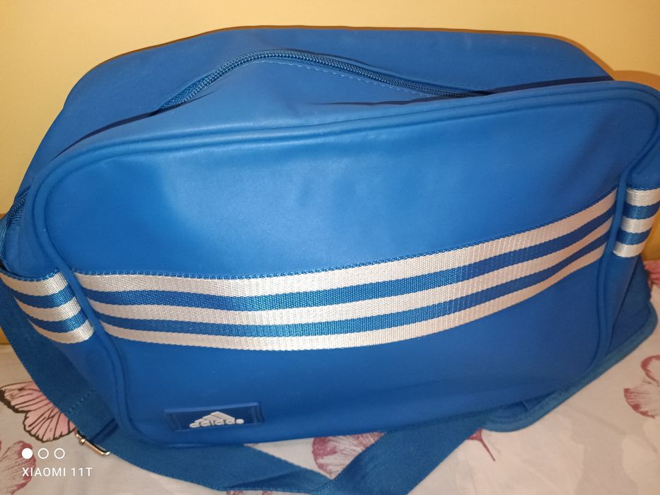 Синя спортна чанта през рамо Adidas. Много запазена
