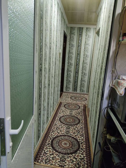 Срочно продаётся 2.х комнатная кв. В 1 этаже 2мик. 3дом.