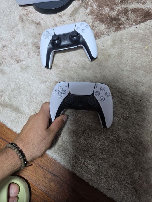 Vând Consola PlayStation 5 Digital Edition (PS5) Slim, 825 GB+ 2 controlăre +contul de jocuri