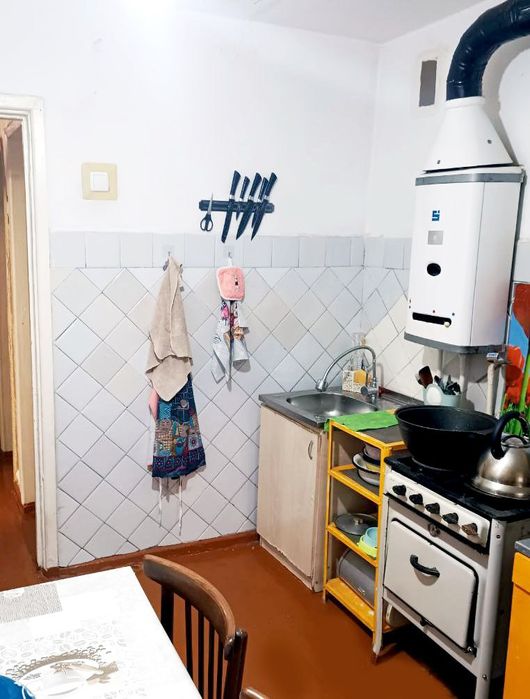 Продаётся своя 3-х комнатная в районе Дворца химиков.