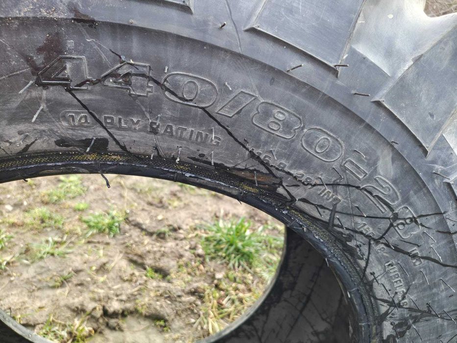 Vand anvelope buldoexcavator 16.9 R28(440/80 R28) si 400/70 R20