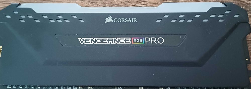 Memorie RAM Corsair Vengeance RGB PRO, în configurație 64 GB – 2 × 32 GB, DDR4 la 3200 MHz.